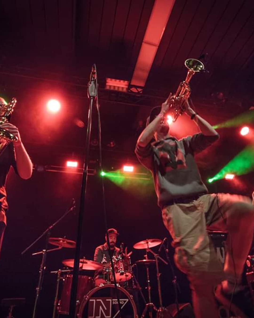 Shrooms live in Hamburg, Bläser mit Trompete und Saxofon im Bühnenlicht