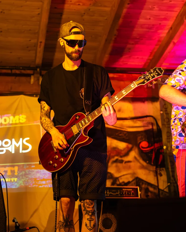 Tim Dittrich, Rhythmus-Gitarre bei Shrooms, live auf der Bühne